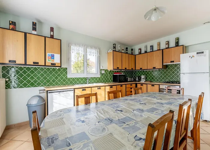 Escapade A La Mer - 67 *