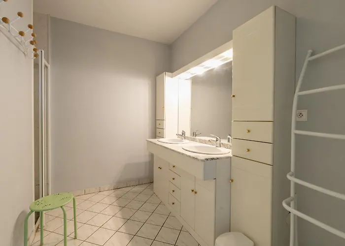 Escapade A La Mer - 67 *