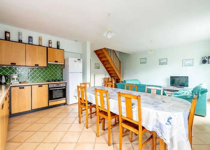 Escapade A La Mer - 67 *